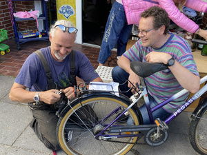 Die Ehrenamtlichen Patric Hartkopf (links) und Otto Willich bei der Reparatur eines Rades.