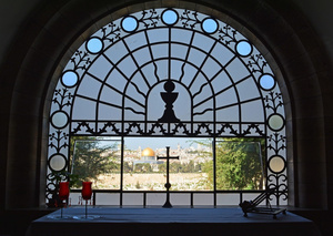 Blick durch das Fenster hinter dem Altar der Dominus-Flevit-Kirche auf die Altstadt von Jerusalem / den Felsendom.