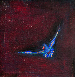 Zu sehen ist eine gemalte blaue Taube mit bunten Federn. Der Hintergrund ist dunkelrot.
