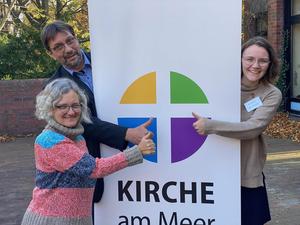 Miriam Rüther (23 Jahre), Pfarrerin U. Burkardt und Lübbo Meppen präsentierten die GKR Wahl 