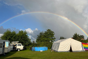 Ein Regenbogen als Zeichen der Hoffnung über dem Kirchenzelt von „Kirche unterwegs“. Fotos: Volker Pickrun, „Kirche unterwegs“