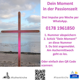 Ein Kreuz steht auf dem Dich und im Hintergrund sieht man die Nordsee