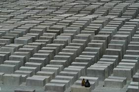 eine Mauler mit vielen Gedenktäfelchen für getötete Juden, nur die vorderen sind scharf erkennbar- im Querformat