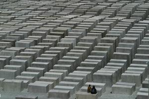 eine Mauler mit vielen Gedenktäfelchen für getötete Juden, nur die vorderen sind scharf erkennbar- im Querformat