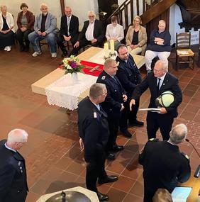 Pfarrer Frank Moritz wurde im Rahmen des Verabschiedungsgottesdienstes in der Banter Kirche für seine Verdienste um die Feuerwehr Wilhelmshaven mit der Ehrennadel in Gold des Oldenburgischen Feuerwehrverbandes e.V. ausgezeichnet. Zusätzlich wurde Moritz zum Ehrenmitglied der Ortsfeuerwehr Bant-Heppens ernannt.