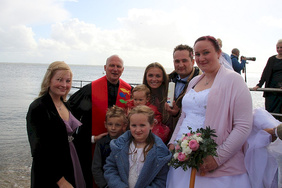 Janine Janßen und Thomas Robbe-Janßen gaben sich an der Wasserkante das Ja-Wort, ihre Tochter Mathilda (im roten Kleid) wurde getauft. 