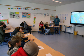 "Brot für die Welt"-Referent Marius Blümel stellt die Projektarbeit in Bangladesch vor. Foto: ELKiO/D.-M. Grötzsch