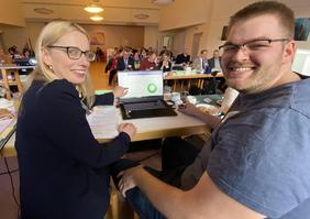 Christina Viebach (Synodaler) führte souverän durch das neue digitale Tagungssystem. Links Betina Busse, Sekretärin des Kirchenkreises.