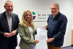 Freude über die erfolgreiche Re-Zertifizierung (von links nach rechts): Burkhard Streich, Nathalie Oltmanns-Winsel und Dr. Gunnar Waesch.