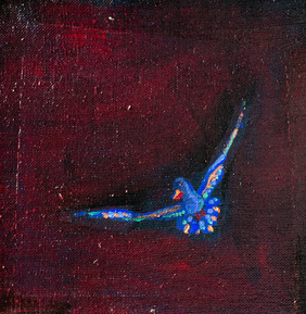 Zu sehen ist eine gemalte blaue Taube mit bunten Federn. Der Hintergrund ist dunkelrot.