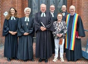 v.l. Pastorin Anke Stalling, Oberkirchenrätin Gudrun Marwick, Pastor Frank Moritz, Kreispfarrer Christian Scheuer, Bruder Franziskus und Pastor Frank Morgenstern