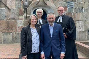 Burkhard Streich und Ehefrau Susanne (vorn) mit Oberkirchenrätin Gudrun Mawick und Kreispfarrer Christian Scheuer.