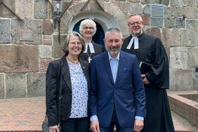 Burkhard Streich und Ehefrau Susanne (vorn) mit Oberkirchenrätin Gudrun Mawick und Kreispfarrer Christian Scheuer.