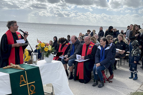 Direkt an der Wasserkante fand jetzt das „Tauffest am Meer“, im Volksmund „Südstrandtaufe“ genannt, statt. Lieder, Zeremonie und Gebete sorgten für Aufmerksamkeit. Pastor Rainer Claus begrüßte die Gottesdienstteilnehmer.