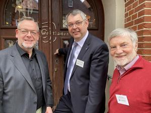 Der neu gewählte Vorsitzende der Kreissynode Martin Krebs mit Christian Scheuer (links)  und dem Oberkirchenrat Lars Dede (Mitte).
