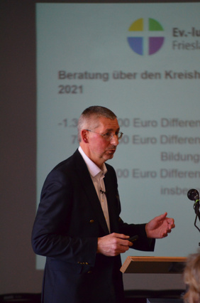 Der Leiter der Regionalen Dienststelle Burkhard Streich stellt den Haushalt des Kirchenkreises vor