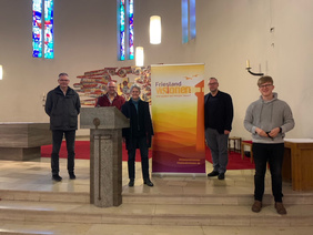 Bild von links: Diakon Klaus Elfert (St. Bonifatius), Br. Franziskus (Rogate-Kloster), Pastorin Katrin Jansen (Stadtkirche Jever), Kreispfarrer Christian Scheuer (Kirchenkreis Friesland-Wilhelmshaven) und Florian Wiese (Vorstand Rogate-Kloster) in der St. Bonifatiuskirche in Varel.